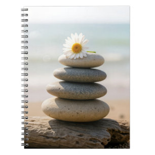 Cuaderno Margarita en un montón de piedras en la playa con 