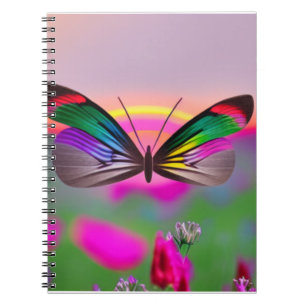 Cuaderno Mariposa arco iris volando a través de un campo de