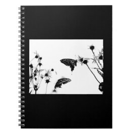 Cuaderno Mariposa B/W en un bloc de notas de espiral de flo