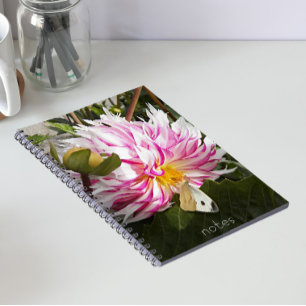 Cuaderno Mariposa de la Col Blanca en Flor de Dalia Rosa