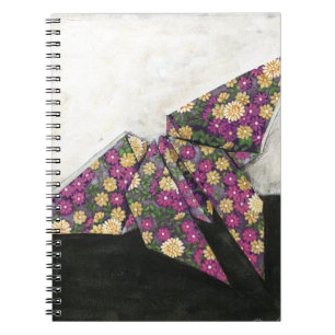 Cuaderno Mariposa de origami sobre papel floral