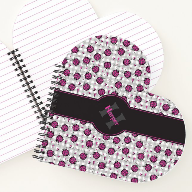Cuaderno Mariquitas Rosadas y Negras Femeninas con Corazón  (Cute Hot Pink Ladybug Heart Shaped Notebook with Name & Monogram for Her. Gingham Gray Background. )