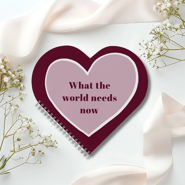Cuaderno Marrón de citas motivacionales del corazón rosado (Pink Heart What the World Needs Now Motivational Quote Heart Shaped Maroon Notebook)