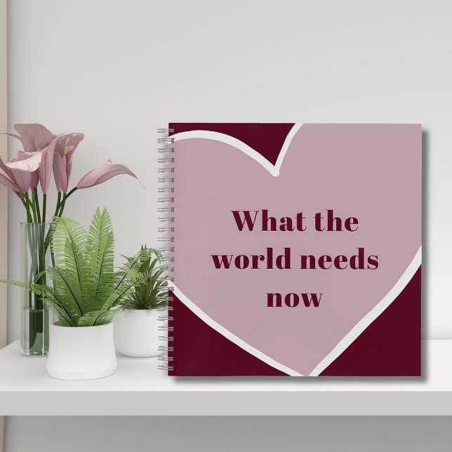 Cuaderno Marrón de citas motivacionales del corazón rosado (Pink Heart What the World Needs Now Motivational Quote 8.5 x 8.5 Inch Maroon Notebook)