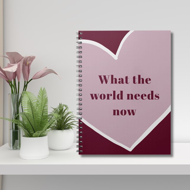 Cuaderno Marrón de citas motivacionales del corazón rosado (Pink Heart What the World Needs Now Motivational Quote Maroon Notebook)