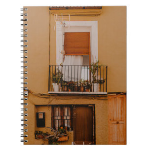 CUADERNO MARRÓN DE VENTANA DE MADERA MARRÓN CON PLANTAS VER