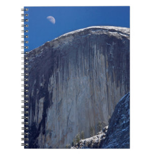 Cuaderno Media Luna levantándose sobre la parte superior de