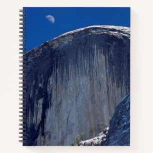 Cuaderno Media Luna levantándose sobre la parte superior de