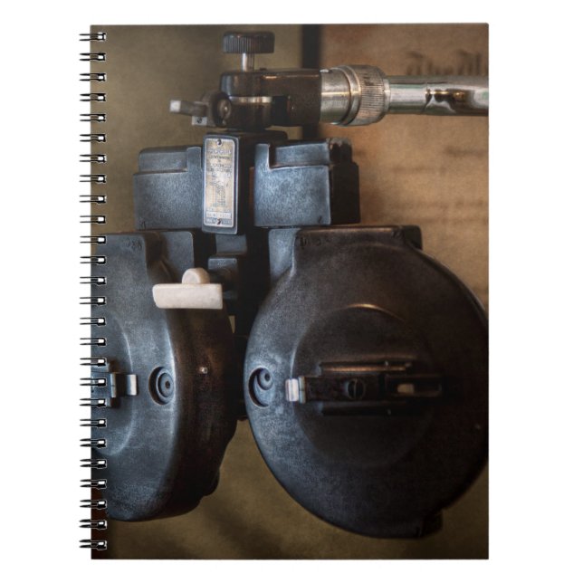Cuaderno Médico - Optometría - Un antiguo foróptero (Frente)