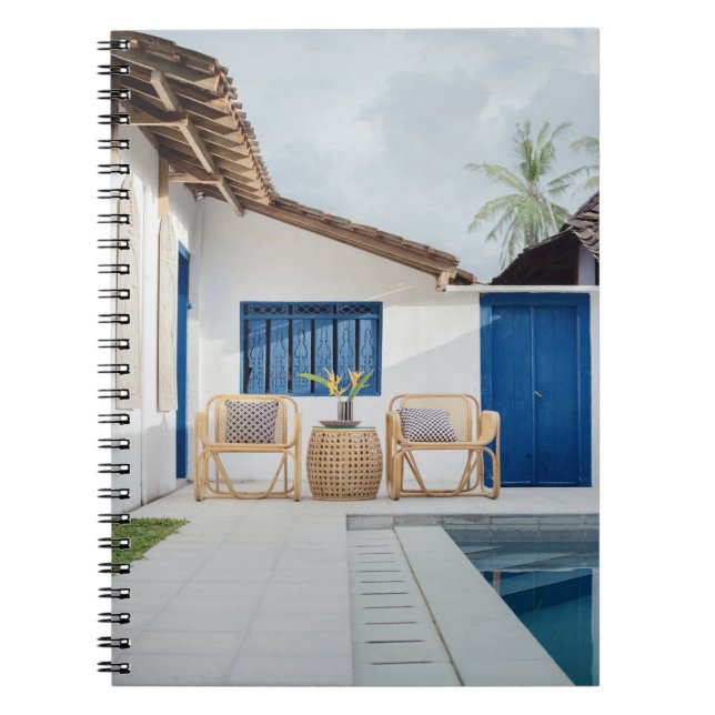 Cuaderno Mesas de mimbre y dos sillas cerca de la piscina (Frente)