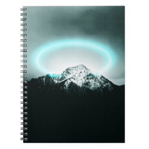 Cuaderno Misteriosa luz de neón azul de montaña nevada