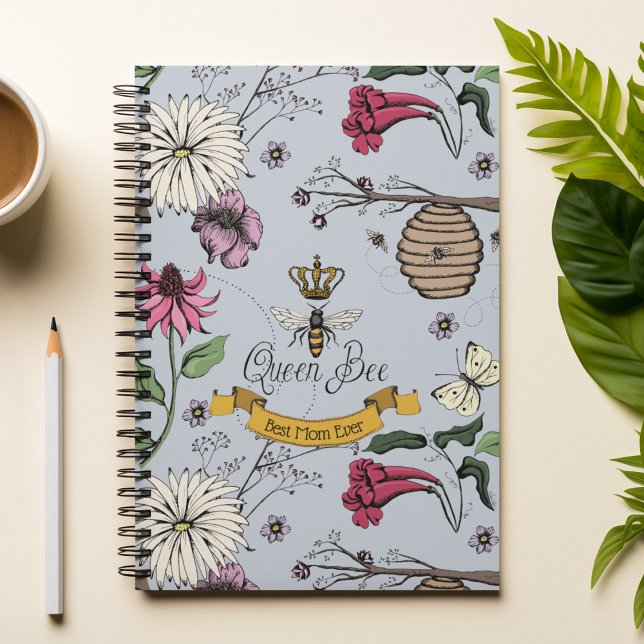 Cuaderno Moda Mejor Mamá Jamás Reina Real Abeja Luz Azul (Chic Blue Hand-Drawn Royal Queen Bee Illustration with 3 Custom Texts.
Front: 1 Text
Back: 2 Texts)