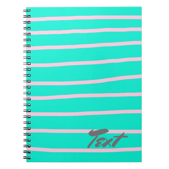 Cuaderno modelo rosado lindo de las rayas en un fondo de la (Frente)