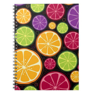 Cuaderno Modelo y fondo anaranjados