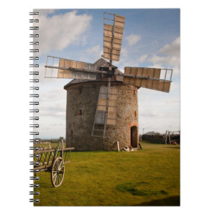 Cuaderno Molino de viento en campo verde y nubes blancas y 