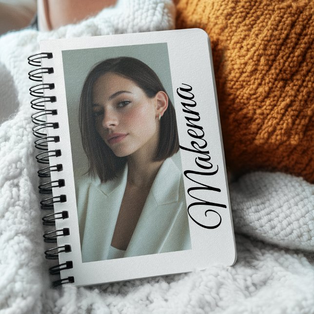 Cuaderno Momento vertical con nombre (Chic notebook with vertical photo layout and script name accent for a sleek, modern look.)