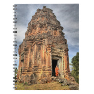 Cuaderno monje budista de pie en la puerta de un templo