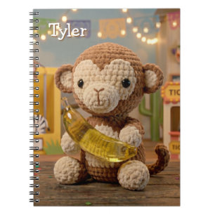 Cuaderno Mono de ganchillo lindo sosteniendo un plátano en 