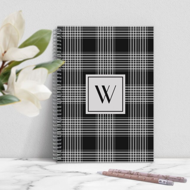 Cuaderno Monograma de Cuadros en Blanco y Negro Moderno (Modern Black And White Plaid Monogram Notebook)