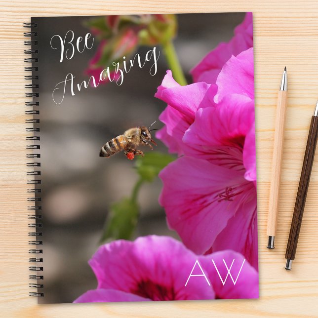 Cuaderno Monograma de flor rosa de abeja asombrosa (Subido por el creador)