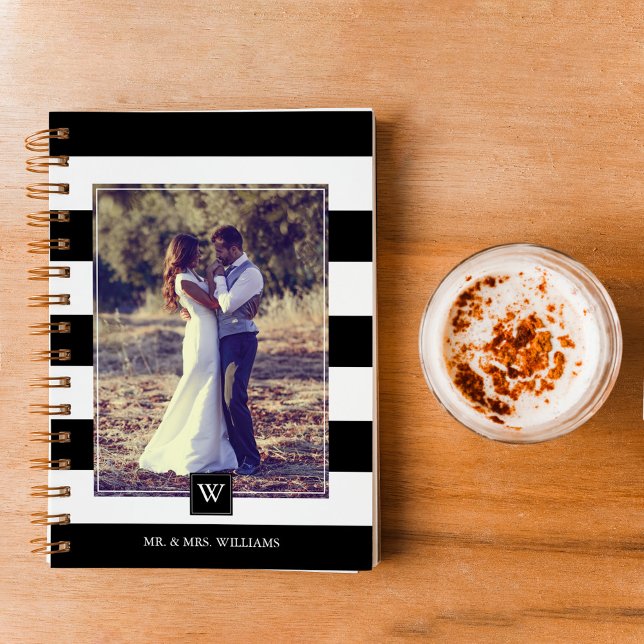 Cuaderno Monograma de franjas blancas y negras con estilo (Subido por el creador)