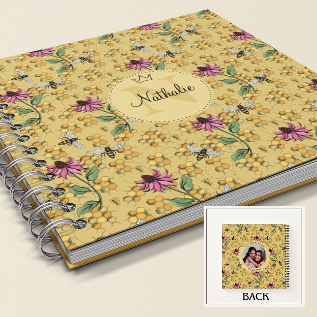 Cuaderno Monograma de la reina amarilla moderna de abeja y  (Beautiful Nature Queen Bee, Honeycomb & Pink Exotic Flower Monogram & Name Custom Square Notebook. )