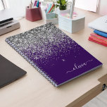 Cuaderno Monograma de Purpurina de color morado plateado Gi<br><div class="desc">Planner de bloc de notas en espiral con el nombre de monograma del Purpurina de esparkle morado y plateado. Esto hace que el dulce perfecto cumpleaños 16, boda, ducha de novia, aniversario, ducha de bebé o fiesta de soltera sea regalo para alguien que ama el lujo glam y los estilos...</div>