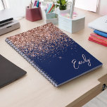 Cuaderno Monograma de Purpurina rosa Rubor Rosa azul de la<br><div class="desc">Azul marino y oro Rosa - Planificador de monograma con Purpurina de esparkle rosado Rubor. Esto hace que el dulce perfecto cumpleaños 16,  boda,  ducha de novia,  aniversario,  ducha de bebé o fiesta de soltera sea regalo para alguien que ama el lujo glam y los estilos de moda.</div>