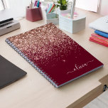 Cuaderno Monograma de Purpurina rosa Rubor Rosa de Borgoña<br><div class="desc">Oro Borgoña y Rosa - Planificador de monograma de nombres de Purpurina de espiral rosado Rubor Sparkle Script. Esto hace que el dulce perfecto cumpleaños 16, boda, ducha de novia, aniversario, ducha de bebé o fiesta de soltera sea regalo para alguien que ama el lujo glam y los estilos de...</div>