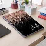 Cuaderno Monograma de Purpurina rosado Rubor Rosa dorado Gi<br><div class="desc">Oro negro y Rosa - Planificador de monograma de nombres de Purpurina de espiral rosado Rubor Sparkle. Esto hace que el dulce perfecto cumpleaños 16, boda, ducha de novia, aniversario, ducha de bebé o fiesta de soltera sea regalo para alguien que ama el lujo glam y los estilos de moda....</div>