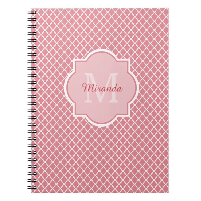 Cuaderno Monograma De Quatrefoil Rosa De moda Con Nombre (Frente)
