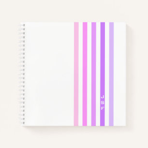 Cuaderno Monograma de rayas verticales moradas y rosadas