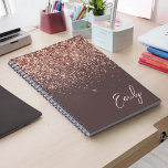Cuaderno Monograma de Terracotta Rosa Oro Rubor Purpurina r<br><div class="desc">Terracotta y Rosa Gold - Rubor Pink Sparkle Purpurina Script Monograma Nombre de bloc de notas espiral Planner. Esto hace que el dulce perfecto cumpleaños 16, boda, ducha de novia, aniversario, ducha de bebé o fiesta de soltera sea regalo para alguien que ama el lujo glam y los estilos de...</div>