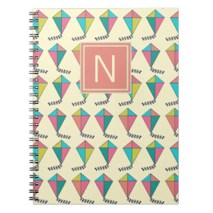 Cuaderno Monograma del patrón de cometa retro colorido