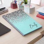 Cuaderno Monograma del Purpurina plateado Verde azulado azu<br><div class="desc">Purpurina de plata azul Aqua Blue Verde azulada Plata Monograma Nombre de bloc de notas espiral Planner. Esto hace que el dulce perfecto cumpleaños 16, boda, ducha de novia, aniversario, ducha de bebé o fiesta de soltera sea regalo para alguien que ama el lujo glam y los estilos de moda....</div>