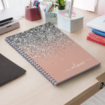 Cuaderno Monograma del Purpurina Rosa Rubor color plata ros<br><div class="desc">Oro Rosa - Diseñador de portátiles con guiones de monograma de nombres de Purpurina rosado y plateado de Rubor. Esto hace que el dulce perfecto cumpleaños 16, boda, ducha de novia, aniversario, ducha de bebé o fiesta de soltera sea regalo para alguien que ama el lujo glam y los estilos...</div>