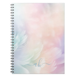 Cuaderno Monograma Elegante Femenina Plumas Arcoíris Pastel