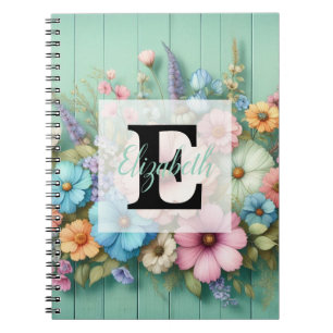 Cuaderno Monograma en acuarela pasteles flores sobre madera