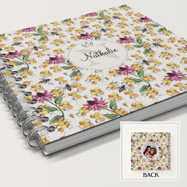 Cuaderno Monograma femenino moderno con reina de marfil (Beautiful Nature Queen Bee, Honeycomb & Pink Exotic Flower Monogram & Name Custom Square Notebook. )
