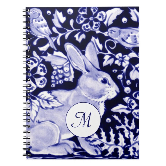 Cuaderno Monograma Floral Clásico Azul y Blanco Conejo y Pá (Frente)