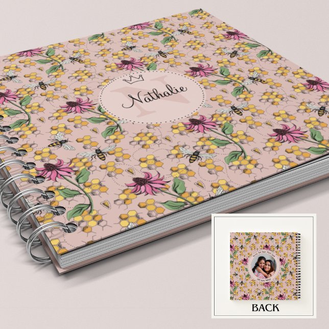 Cuaderno Monograma moderno Rubor de abeja y flores rosadas (Beautiful Nature Queen Bee, Honeycomb & Pink Exotic Flower Monogram & Name Custom Square Notebook. )