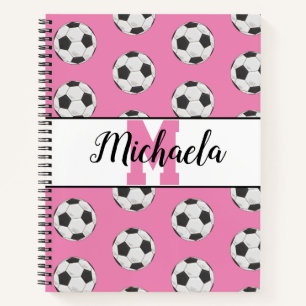 Cuaderno Monograma Patrón inicial de bola de fútbol rosado