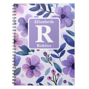Cuaderno Monograma personalizado de flores púrpura pintadas