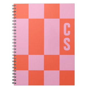 Cuaderno Monograma personalizado de tablero de ajedrez rosa