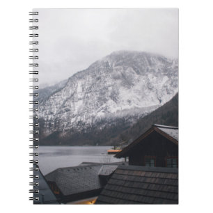 CUADERNO MONTAÑA CUBIERTA DE NIEVE CERCA DEL CUERPO DEL AGU