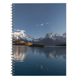 CUADERNO MONTAÑA CUBIERTA DE NIEVE EN FOTOGRAFÍA REFLECTI