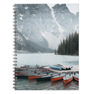 CUADERNO MONTAÑA NEGRA CUBIERTA DE NIEVE BAJO CIELO GRIS