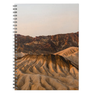 CUADERNO MONTAÑA ROCKY MARRÓN BAJO CIELO AZUL DURANTE EL DÍ