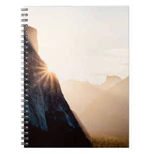CUADERNO MONTAÑA ROCKY MARRÓN DURANTE EL DÍA