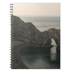CUADERNO MONTAÑA ROCKY MARRÓN JUNTO AL CUERPO DEL AGUA DURA